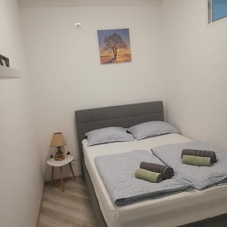 Studio Apartman Kristina Apartment Пула Екстериор снимка